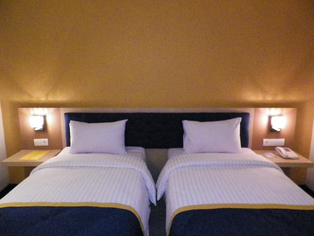 D'Best Hotel Pasar Baru Bandung Room photo